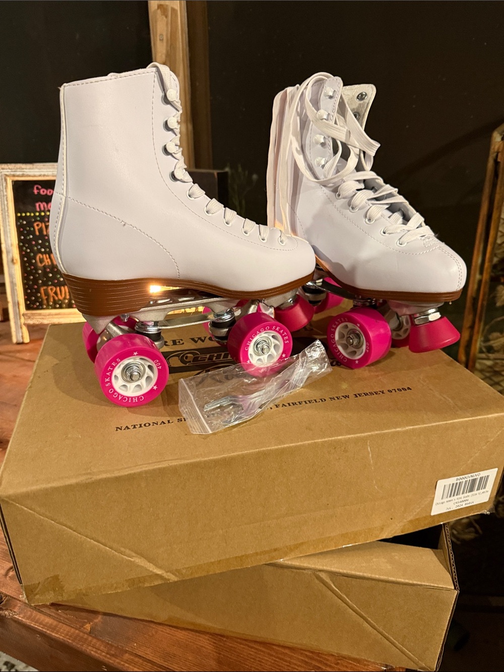 White High-Top Women's Roller Skates with Pink Wheels